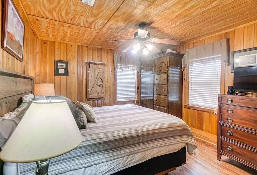 Georgia Lakefront Cabin W/ Fire Pit + Grills!