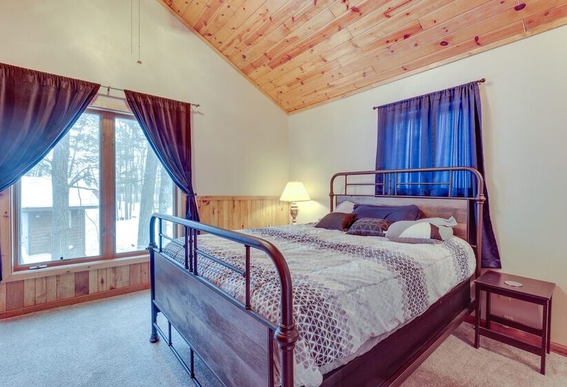 Lakefront Rhinelander Retreat W/ Private Hot Tub!