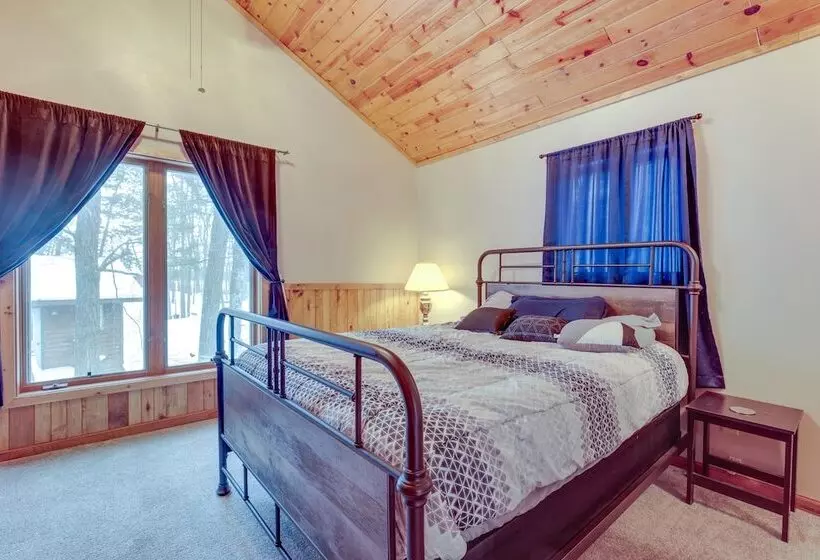 Lakefront Rhinelander Retreat W/ Private Hot Tub!