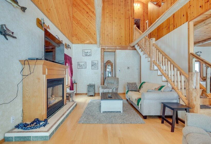 Lakefront Rhinelander Retreat W/ Private Hot Tub!