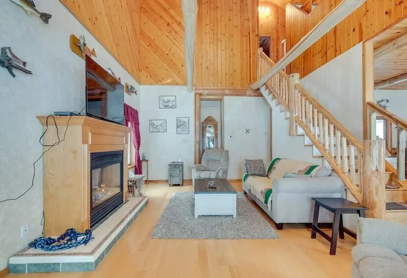 Lakefront Rhinelander Retreat W/ Private Hot Tub!