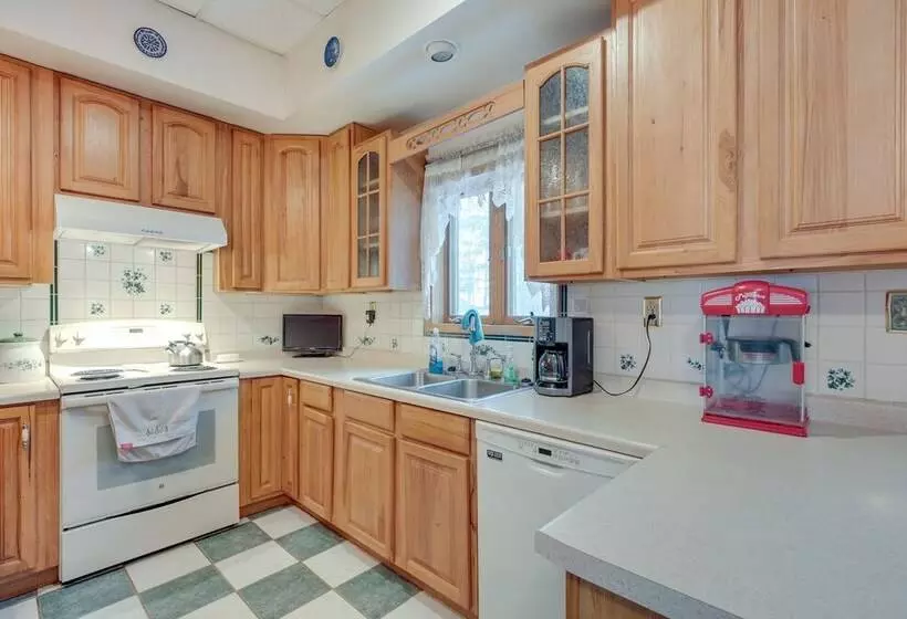 Lakefront Rhinelander Retreat W/ Private Hot Tub!