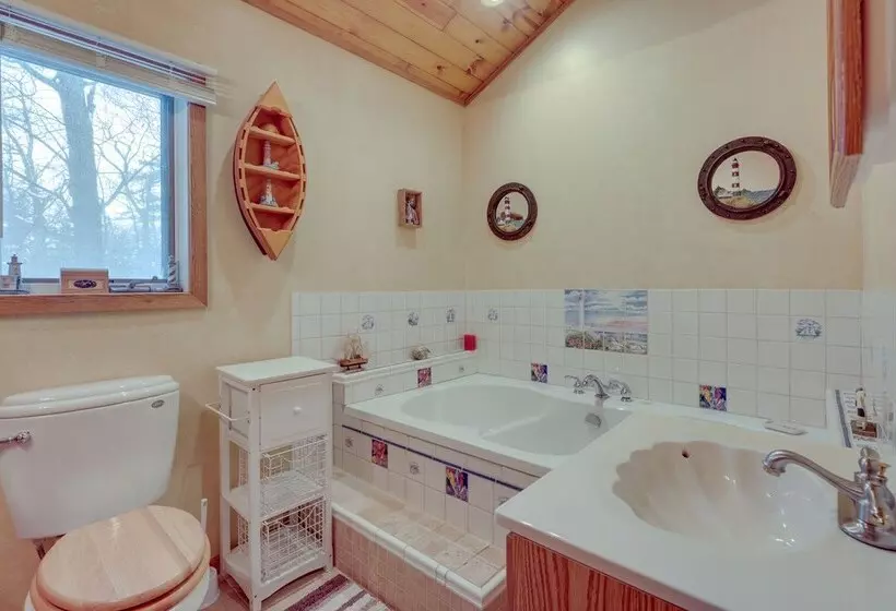 Lakefront Rhinelander Retreat W/ Private Hot Tub!