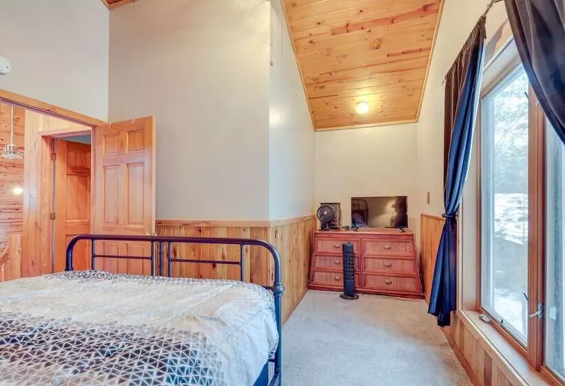 Lakefront Rhinelander Retreat W/ Private Hot Tub!