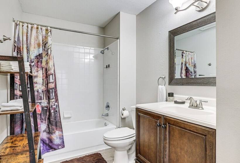 Leon Valley Home Near Seaworld & Aquarium!