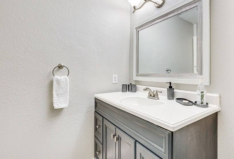 Leon Valley Home Near Seaworld & Aquarium!