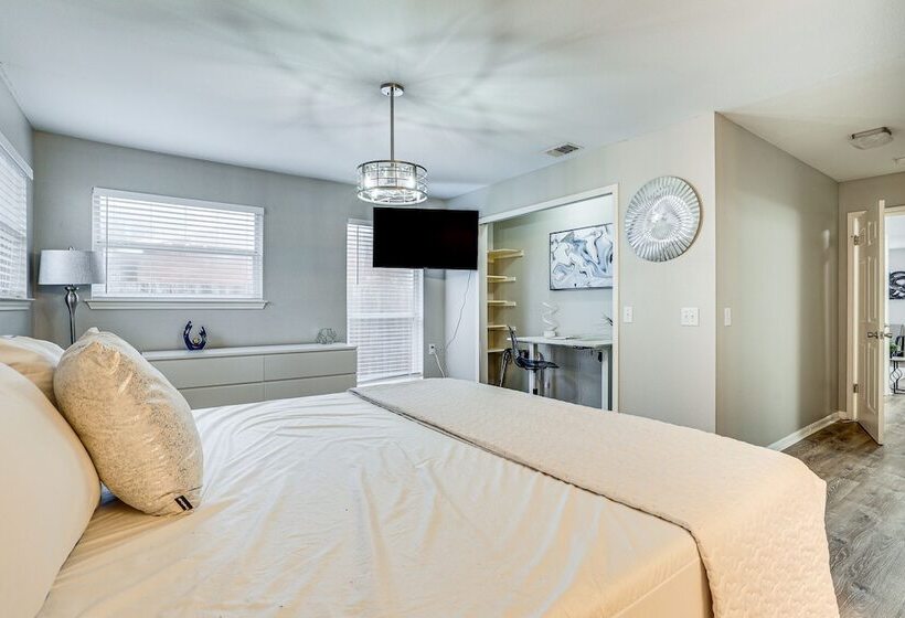 Leon Valley Home Near Seaworld & Aquarium!