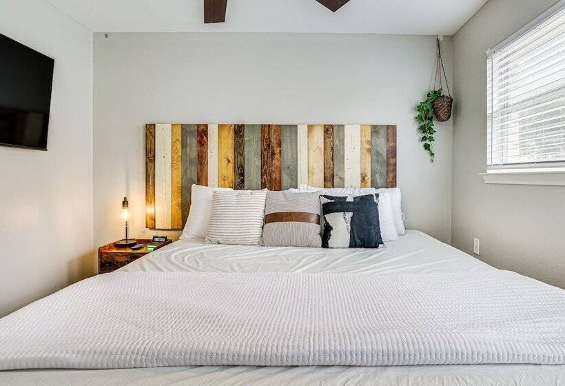 Leon Valley Home Near Seaworld & Aquarium!