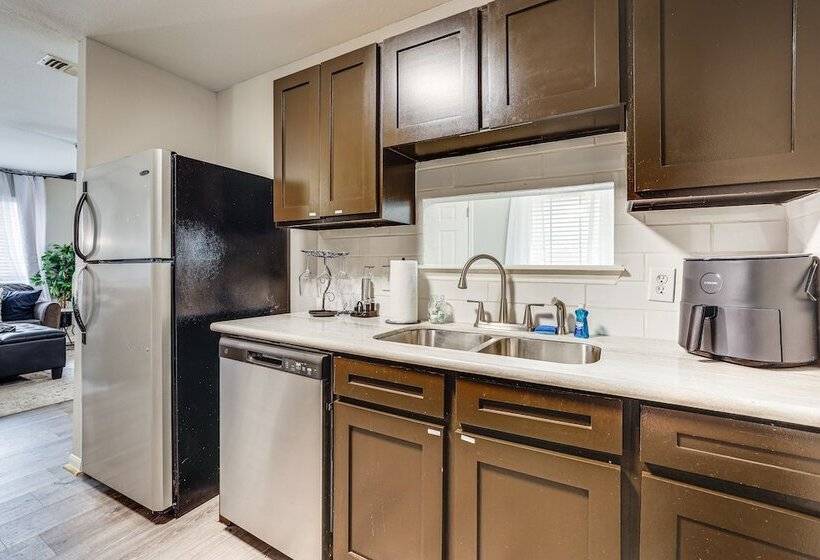 Leon Valley Home Near Seaworld & Aquarium!