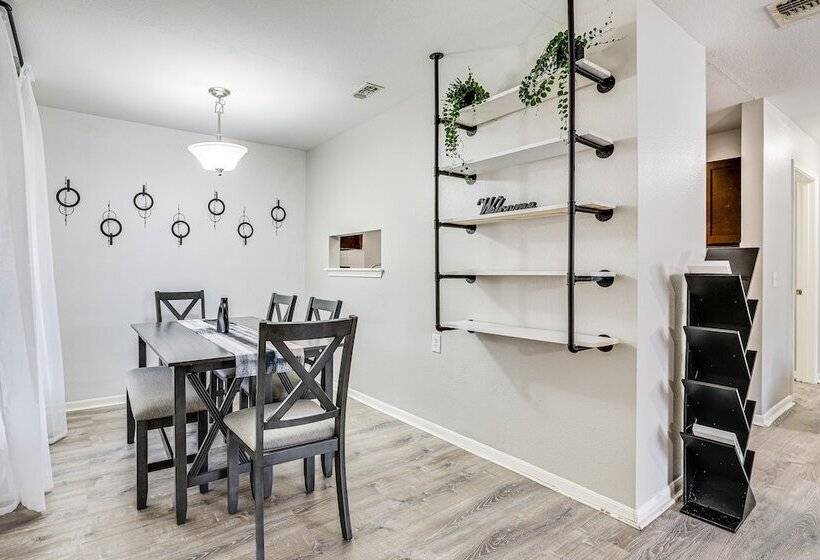 Leon Valley Home Near Seaworld & Aquarium!