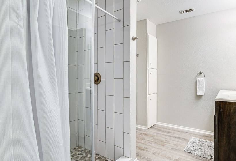 Leon Valley Home Near Seaworld & Aquarium!