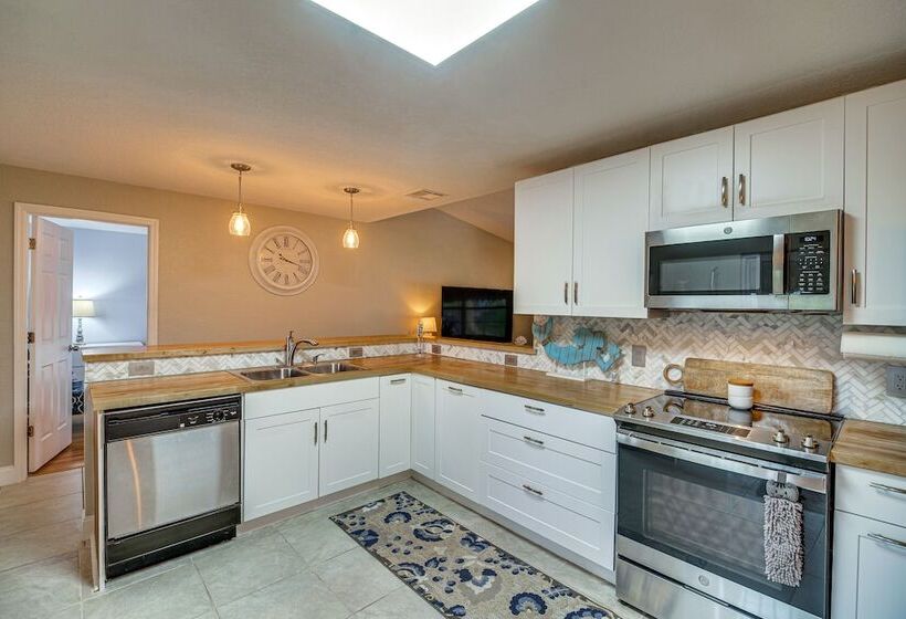 Lovely Merritt Island Home W/ Kayak + Fire Pit!