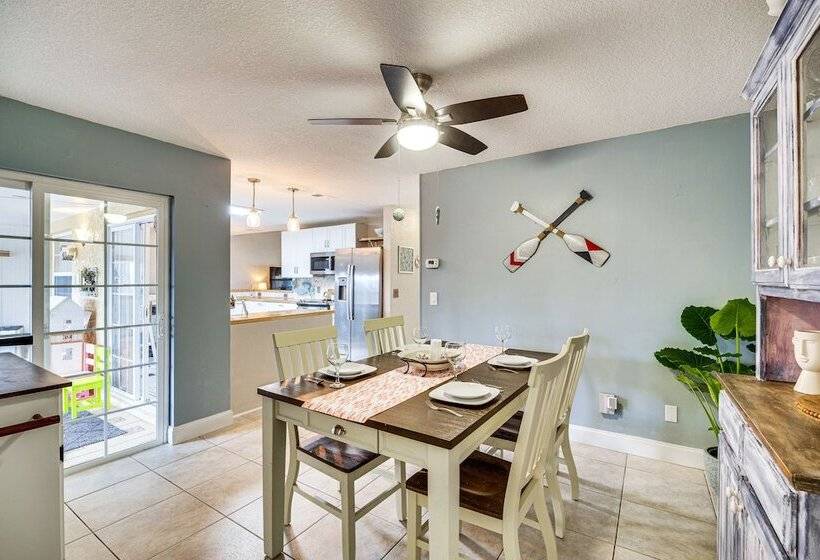 Lovely Merritt Island Home W/ Kayak + Fire Pit!