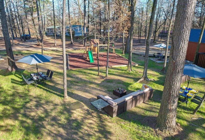 Pet Friendly Broken Bow Cabin: Hot Tub & Fireplace