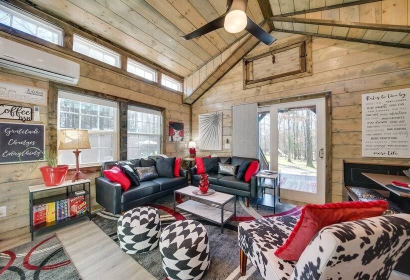 Pet Friendly Broken Bow Cabin: Hot Tub & Fireplace