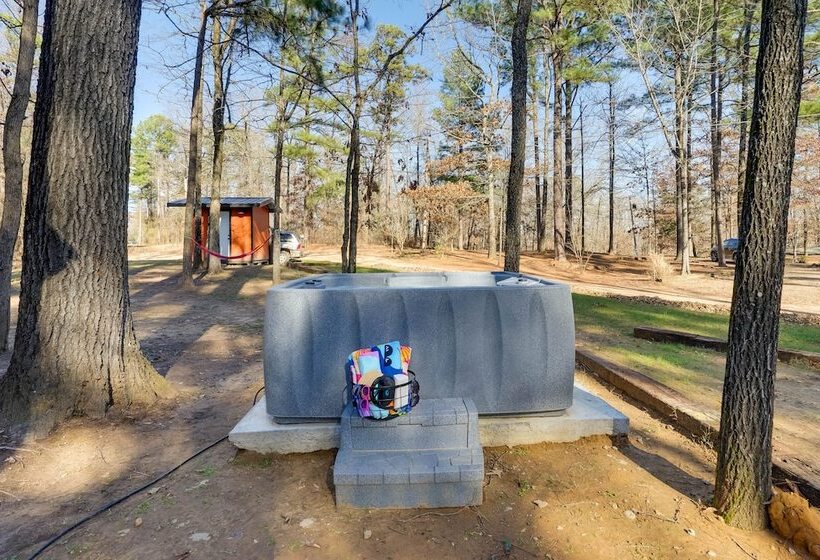 Pet Friendly Broken Bow Cabin: Hot Tub & Fireplace