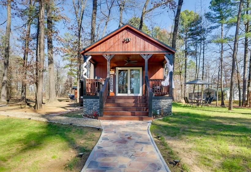 Pet Friendly Broken Bow Cabin: Hot Tub & Fireplace