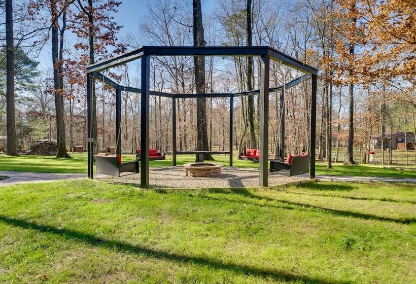 Pet Friendly Broken Bow Cabin: Hot Tub & Fireplace