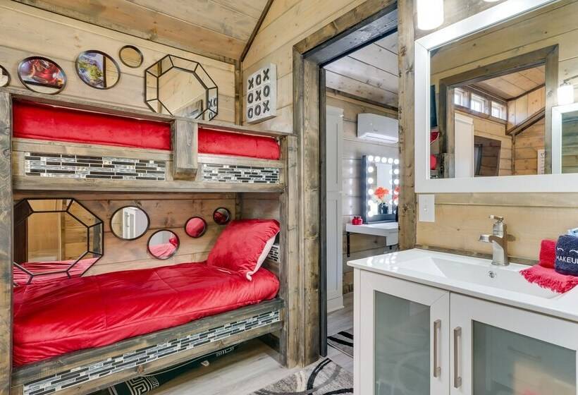 Pet Friendly Broken Bow Cabin: Hot Tub & Fireplace