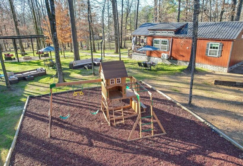 Pet Friendly Broken Bow Cabin: Hot Tub & Fireplace