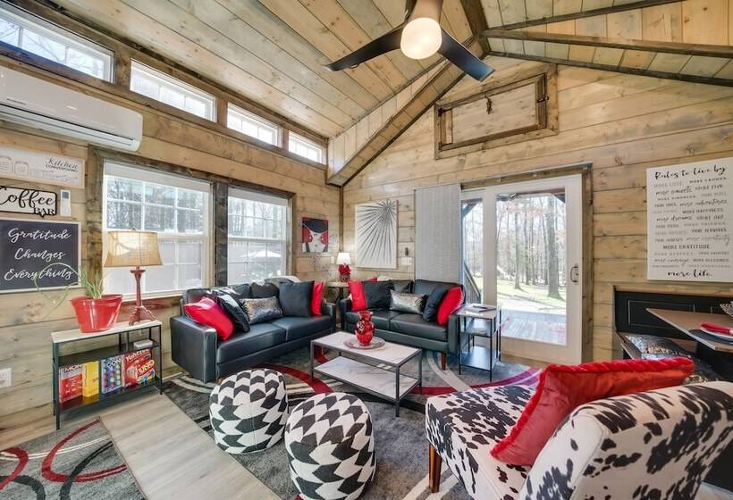 Pet Friendly Broken Bow Cabin: Hot Tub & Fireplace