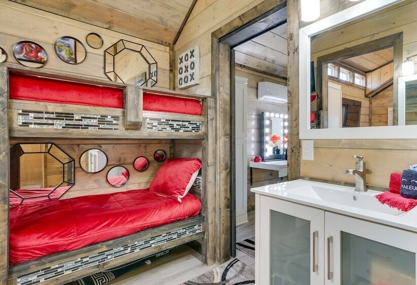 Pet Friendly Broken Bow Cabin: Hot Tub & Fireplace