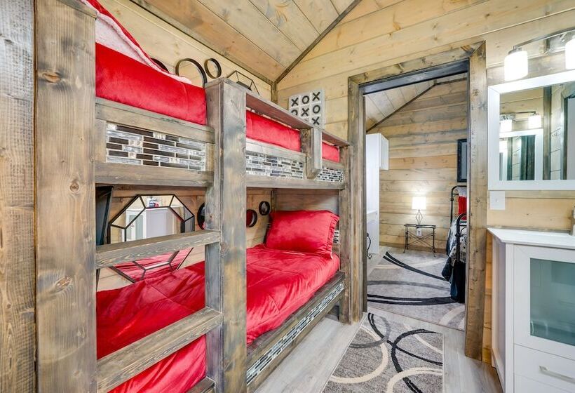 Pet Friendly Broken Bow Cabin: Hot Tub & Fireplace