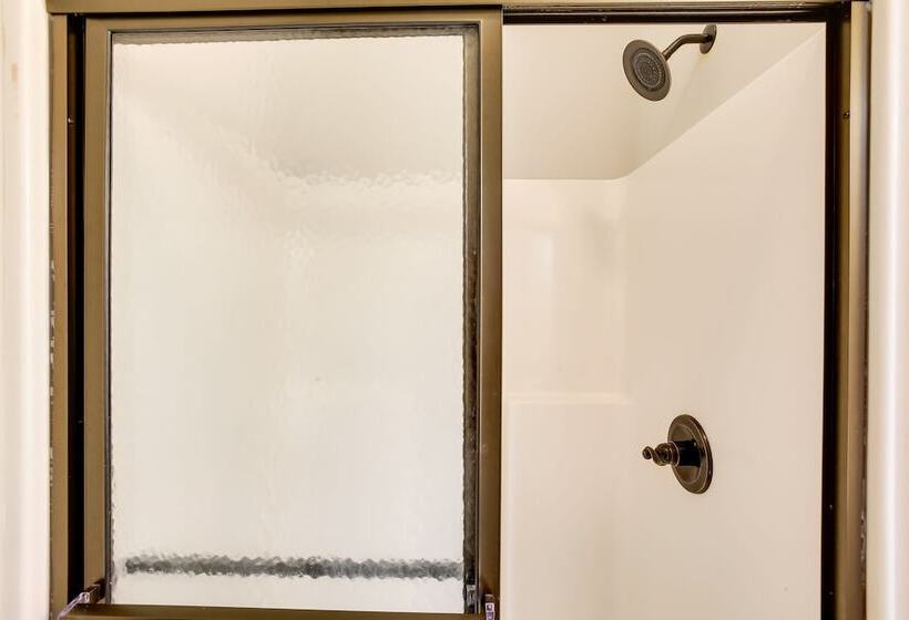 Peaceful Celina Cabin W/ Hot Tub & Lake View!