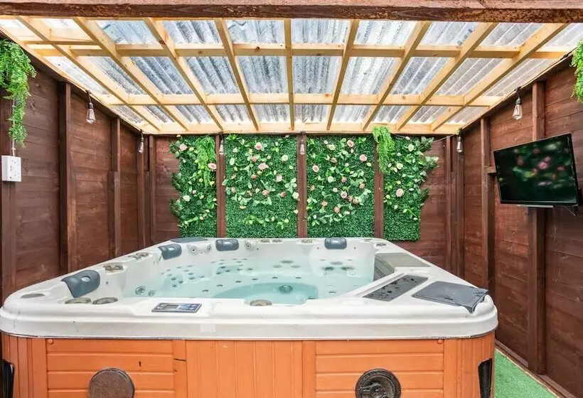 Residenssi Captivating 2 Bed House In Hamilton With Jacuzzi