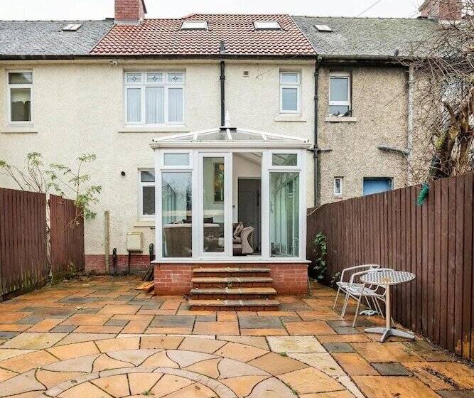 إقامة Captivating 2 Bed House In Hamilton With Jacuzzi