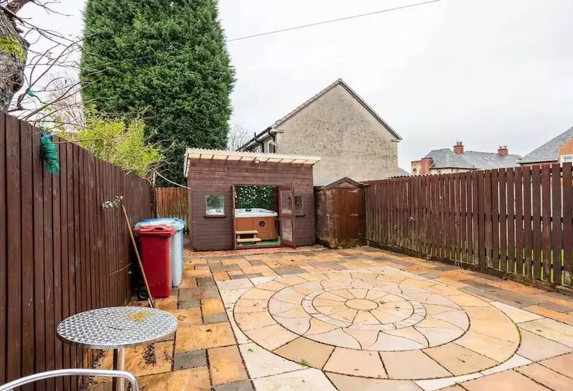 Residenssi Captivating 2 Bed House In Hamilton With Jacuzzi