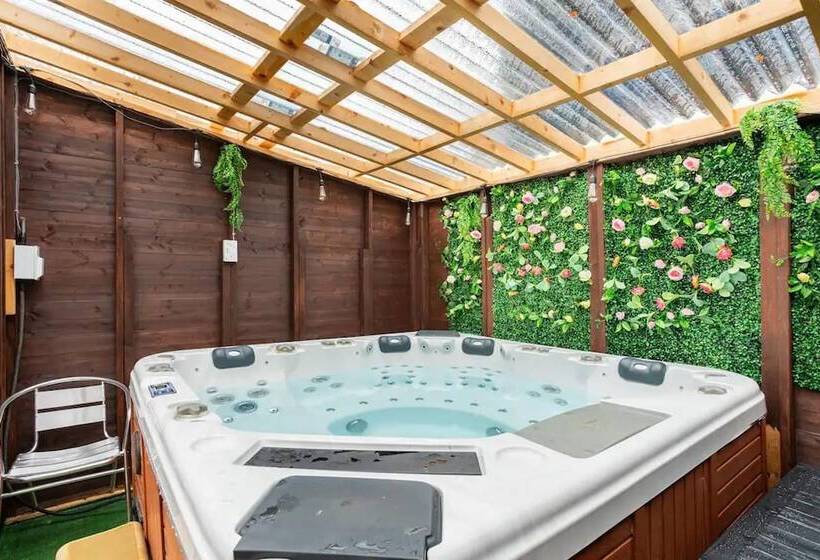 إقامة Captivating 2 Bed House In Hamilton With Jacuzzi