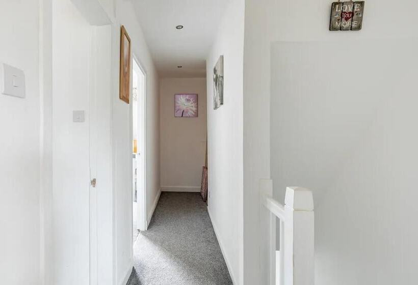 إقامة Captivating 2 Bed House In Hamilton With Jacuzzi