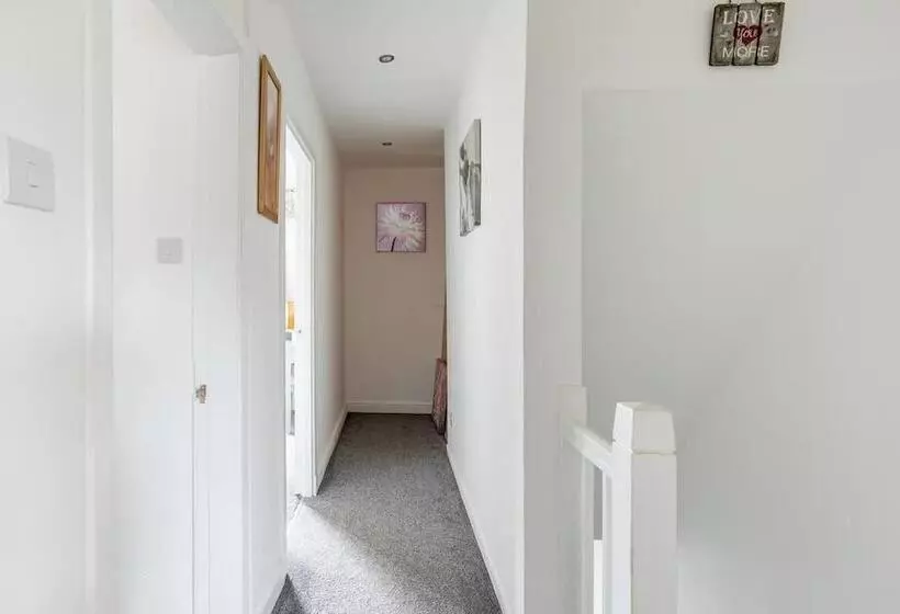 Residenssi Captivating 2 Bed House In Hamilton With Jacuzzi