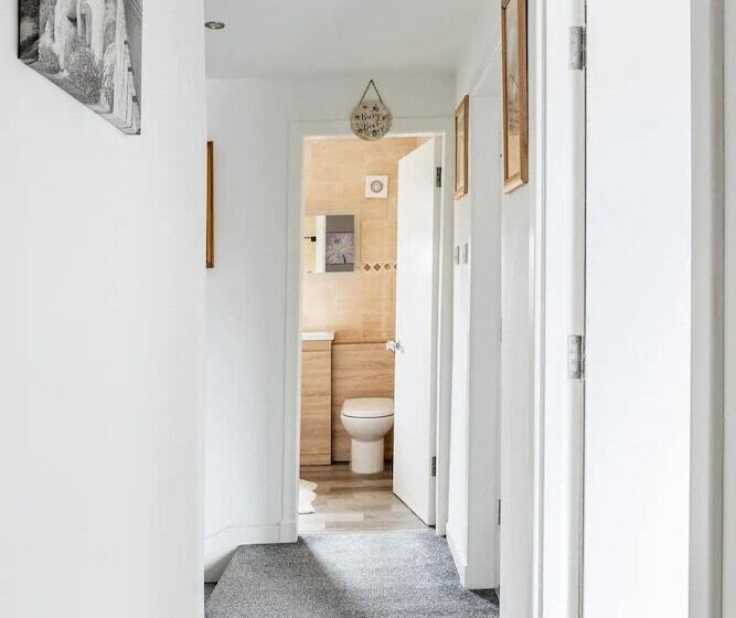 إقامة Captivating 2 Bed House In Hamilton With Jacuzzi