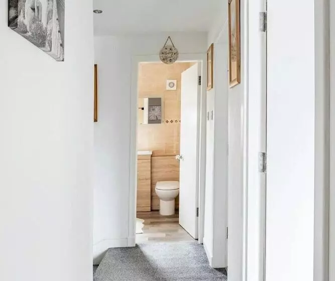 Residenssi Captivating 2 Bed House In Hamilton With Jacuzzi