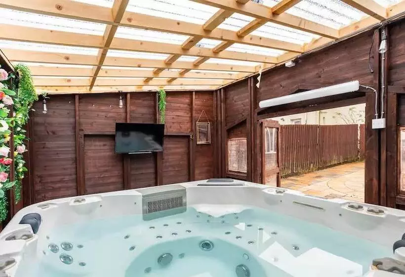 Residenssi Captivating 2 Bed House In Hamilton With Jacuzzi