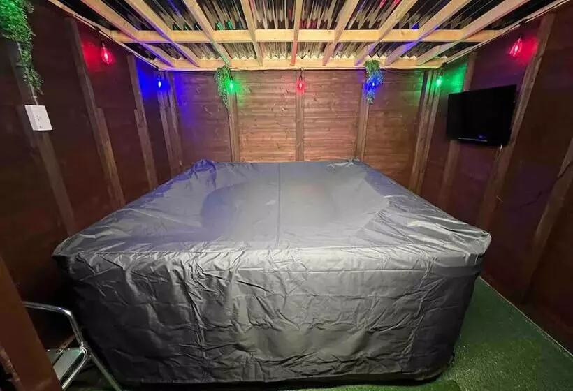 Residenssi Captivating 2 Bed House In Hamilton With Jacuzzi