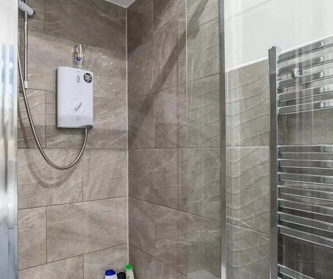 Residenssi Captivating 2 Bed House In Hamilton With Jacuzzi