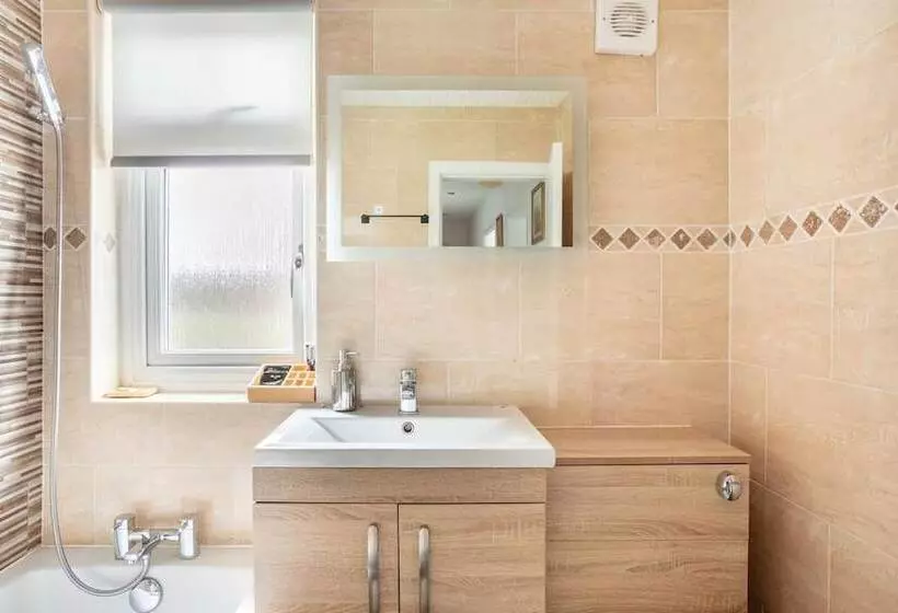 Residenssi Captivating 2 Bed House In Hamilton With Jacuzzi