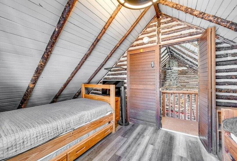 Rustic Blakeslee Cabin W/ Gas Grill Near Skiing!