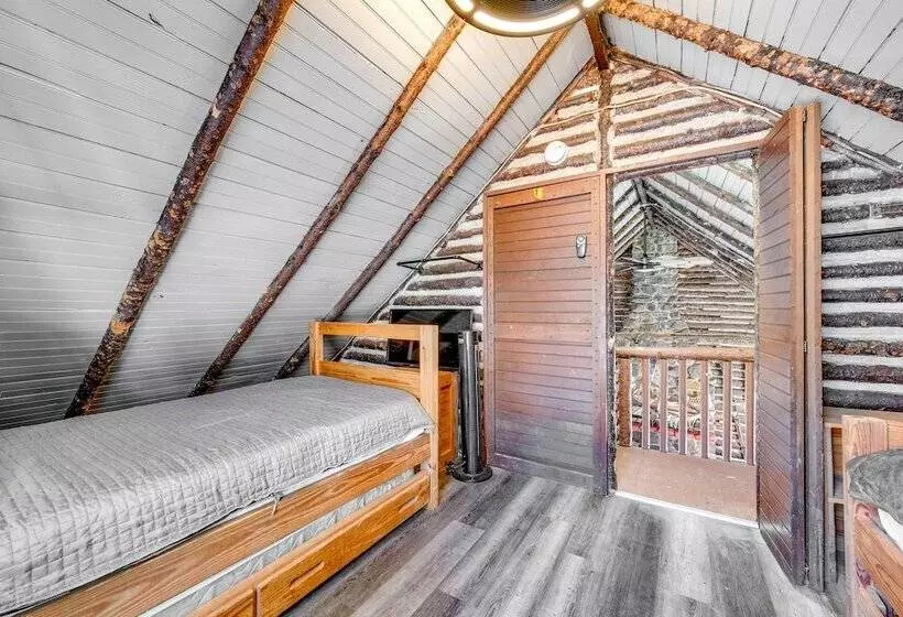 Rustic Blakeslee Cabin W/ Gas Grill Near Skiing!