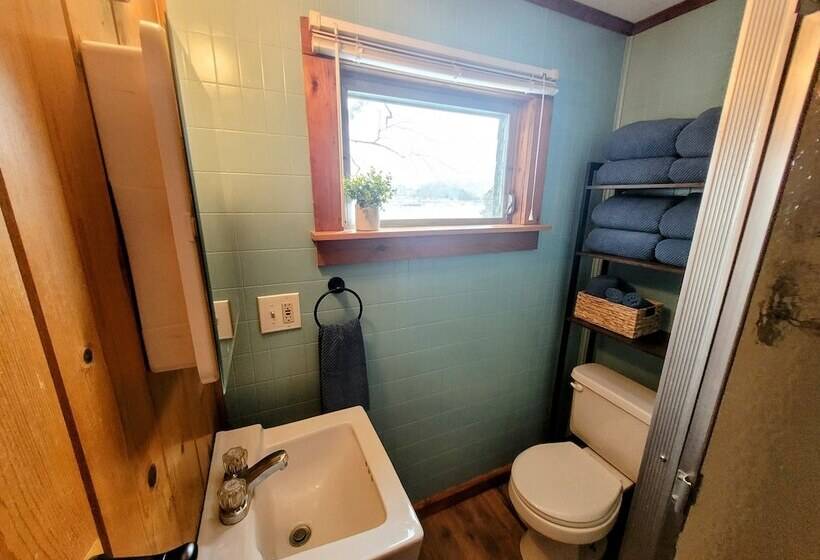 Winni Lakefront Cabin