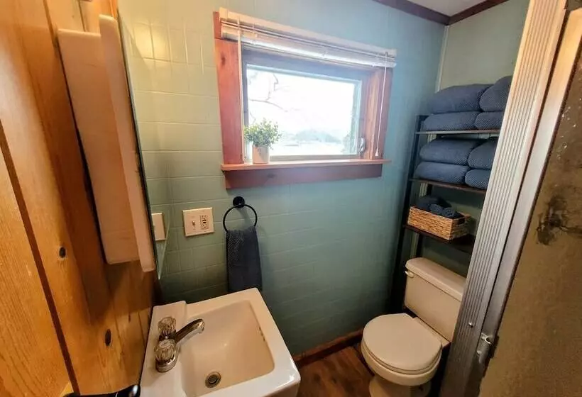 Winni Lakefront Cabin