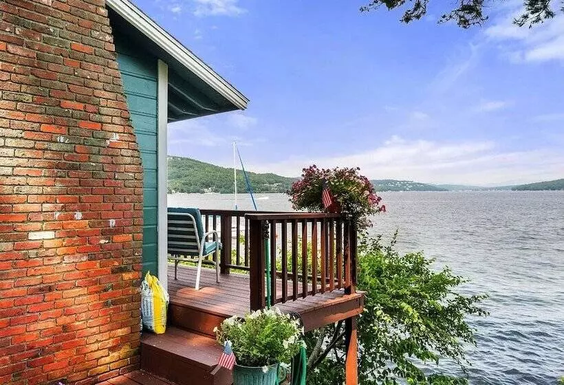 Winni Lakefront Cabin