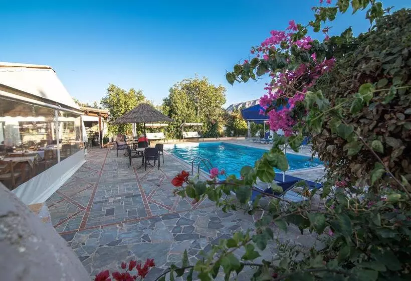 ホテル Elpida Apartments