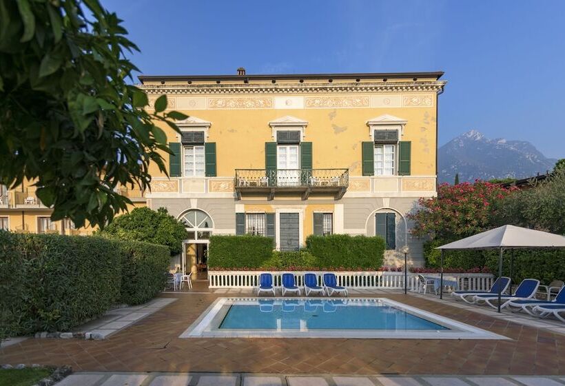 פונדק Regina Del Garda Suite