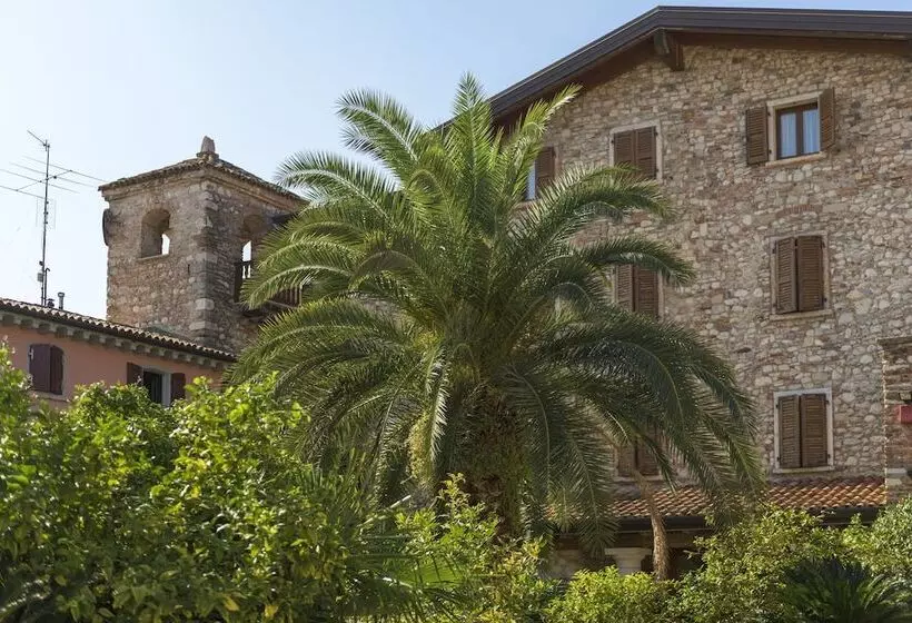 Hostelli Regina Del Garda Suite