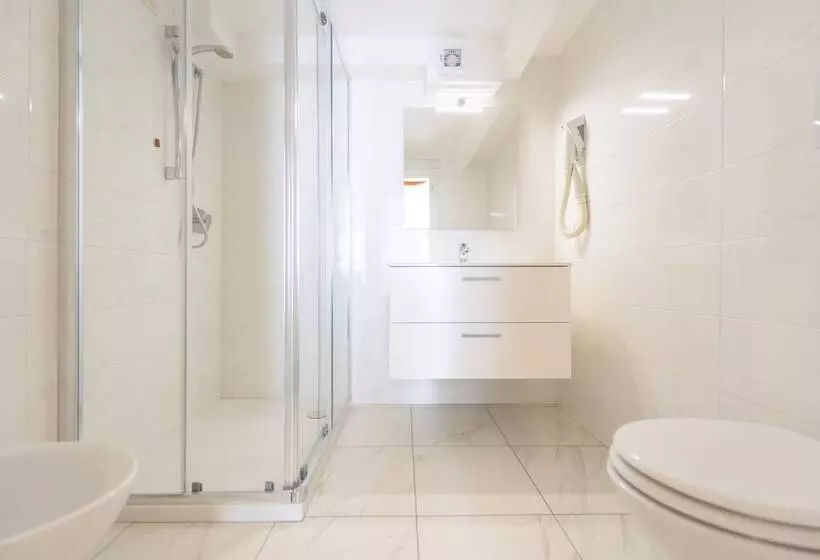 Hostelli Regina Del Garda Suite