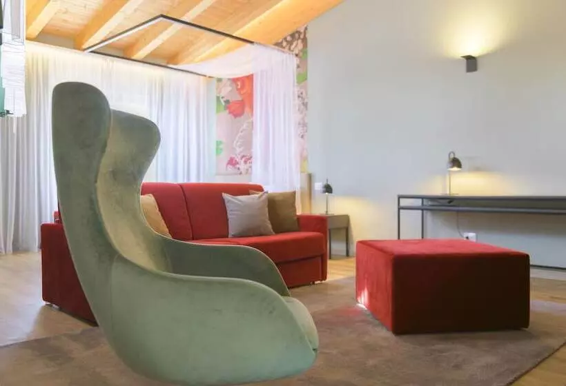 Hostelli Regina Del Garda Suite